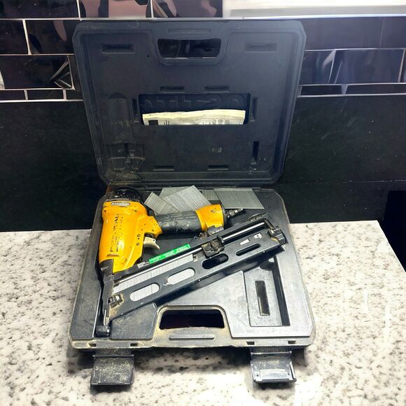 Bostitch N62FN Pneumatic Air Finish Nailer 1" to 2-1/2" 15ga Nail Gun With Nails - Picture 1 of 10